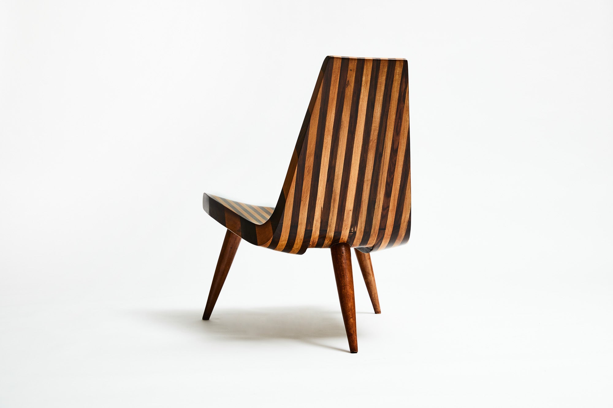 Tres Pes” Chair in Two Woods, Joaquim Tenreiro, 1947 - Lot 72
