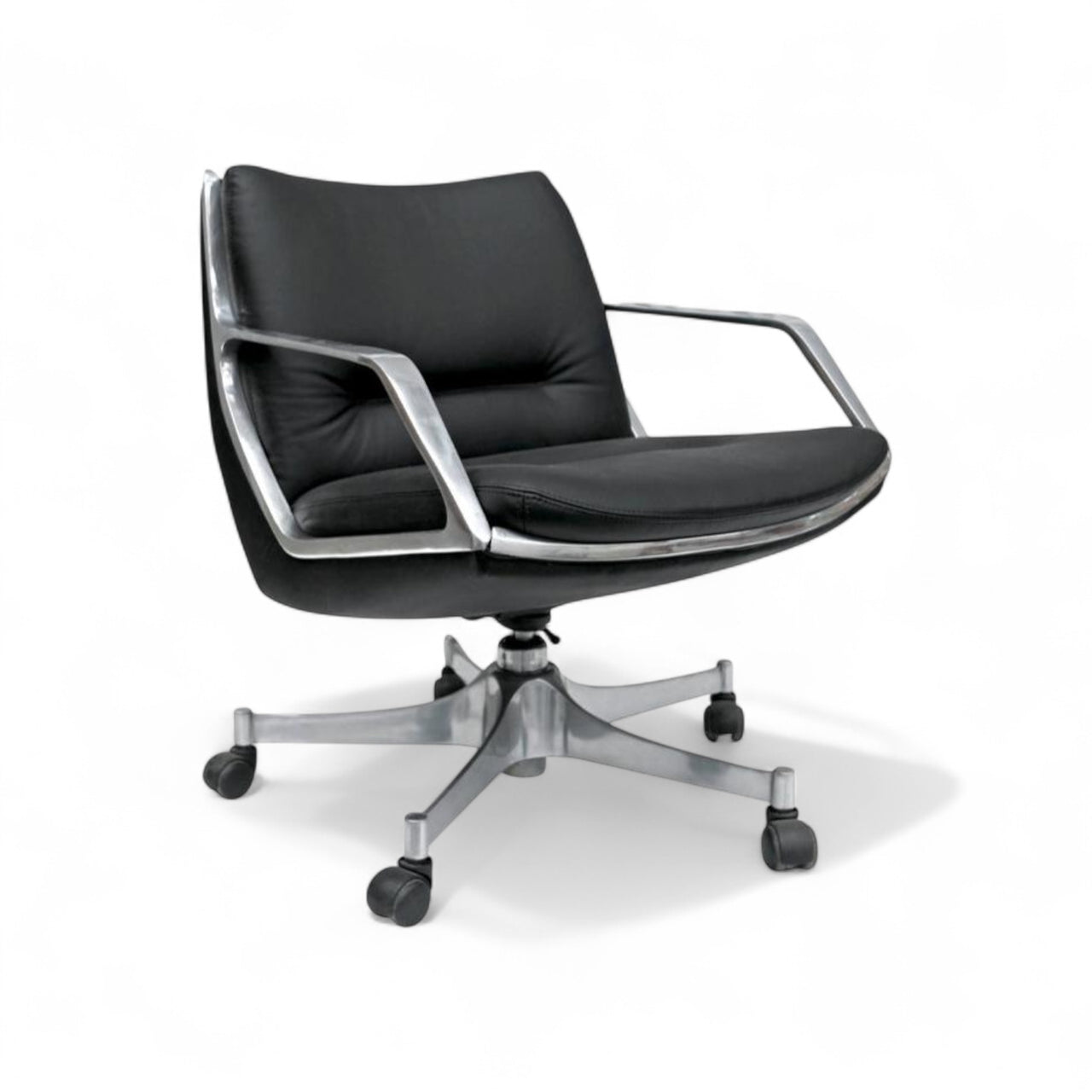 "Low Commander" Swivel Armchair, Jorge Zalszupin, 1970s - Lot 3
