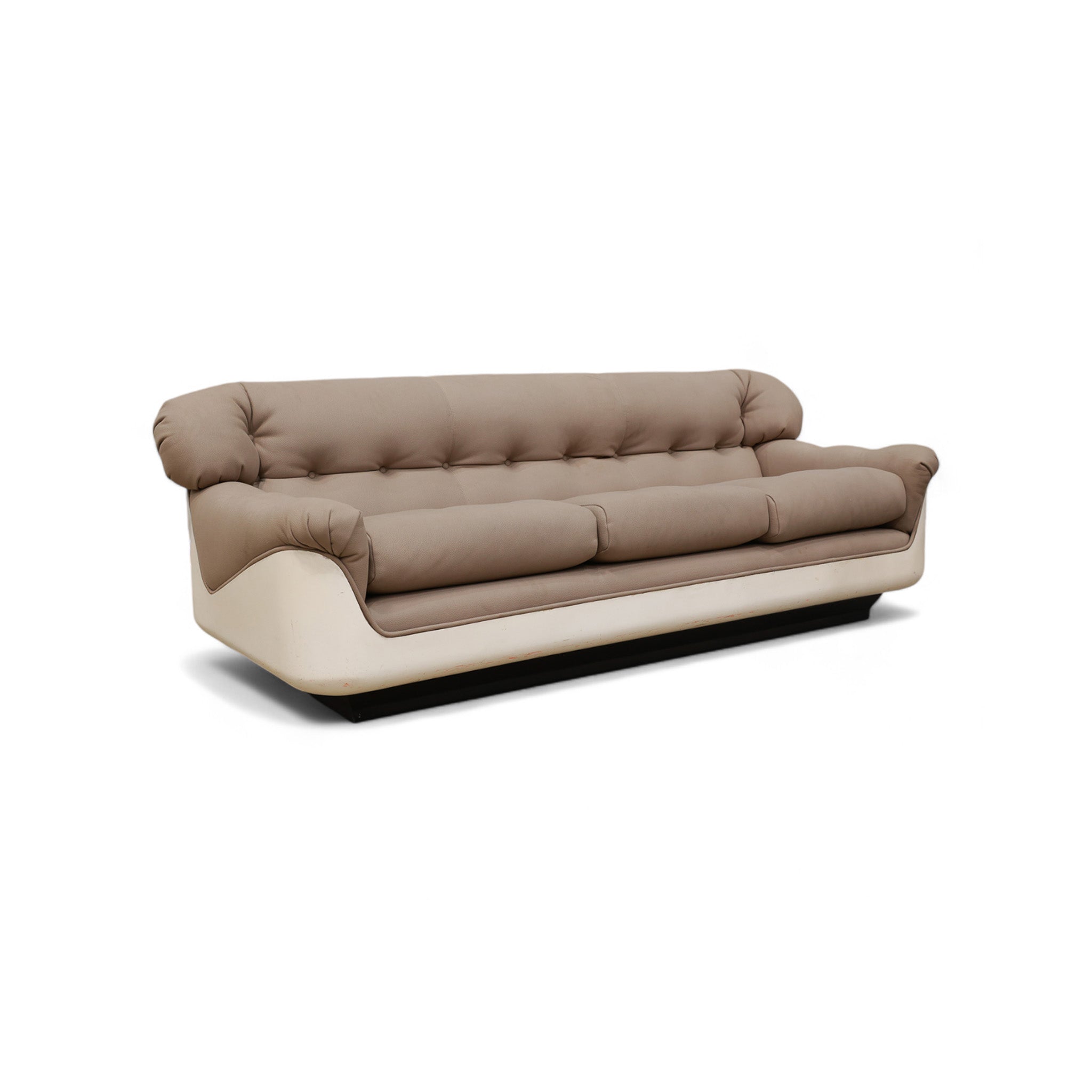 VIP” Sofa in Fiberglass & Fabric, Jorge Zalszupin, 1973 - Lot 458