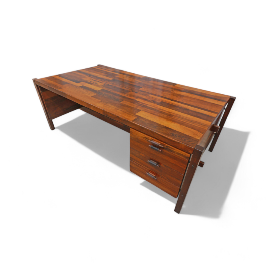 “Diplomata” Desk in Rosewood, Jorge Zalszupin, 1965 - Lot 554